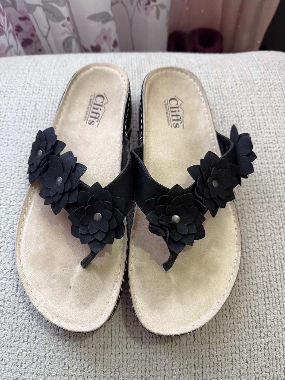 Cliffs by WHITE MOUNTAIN Black Floral Toe-Post Slide Sandals